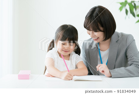 Elementary school girl studying at a cram school 91834049