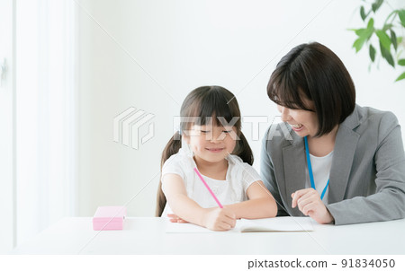 Elementary school girl studying at a cram school 91834050