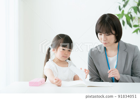 Elementary school girl studying at a cram school 91834051