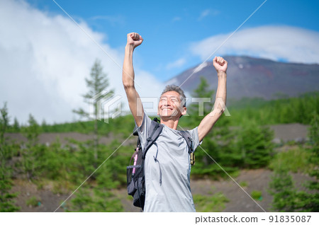Climbers raising their hands with Mt. Fuji in the background 91835087