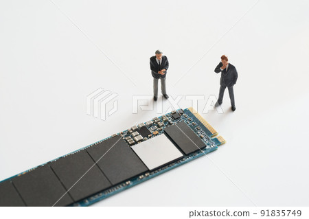 因缺乏半導體而陷入困境的商人 91835749