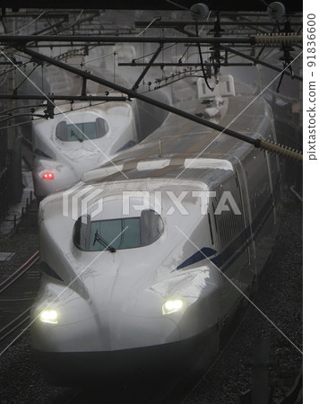 Shinkansen N700S J22 formation near Yamashina in the rain 91836600
