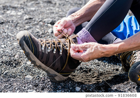 A man preparing for mountaineering A man preparing for mountaineering 91836608