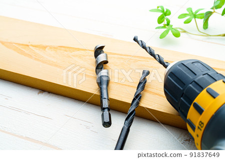 Drill a hole in the wood 91837649