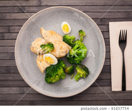 healthy appetizer of chicken pieces with broccoli and quail eggs in bowl for healthy lunch 91837754