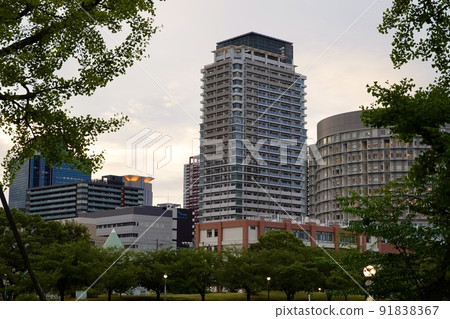 從大阪北區荻町公園看以夜空為背景的摩天大樓 91838367