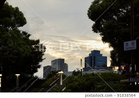 從大阪北區荻町十字路口看黃昏時分的荻町公園 從大阪北區荻町十字路口看黃昏時分的荻町公園 91838564