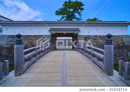 From Sumiyoshi Bridge in Odawara Castle Park in Odawara City, Kanagawa Prefecture, toward the copper gate box-shaped inner partition gate 91838714