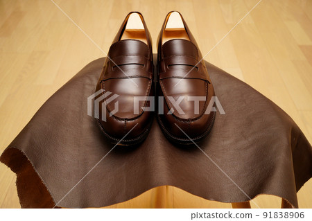 放在凳子上的一個簡單的深棕色硬幣樂福鞋 91838906