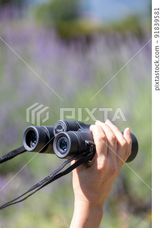 Hand with binoculars 91839581