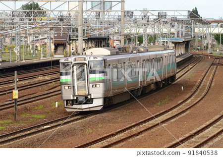 735 series train with no decorative band on the side of the car body and no bulge under the side window 91840538