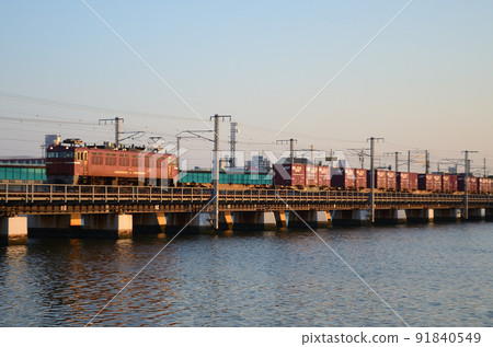 由ED76更新機驅動的貨運列車在清晨穿過塔塔拉河大橋 由ED76更新機驅動的貨運列車在清晨穿過塔塔拉河大橋 91840549