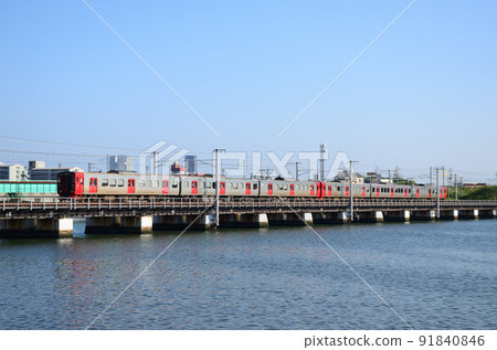 A regular train on the Kagoshima Main Line, which is made up of two 813 series triple trains, which differ depending on the production time. A regular train on the Kagoshima Main Line, which is made up of two 813 series triple trains, which differ depending on the production time. 91840846