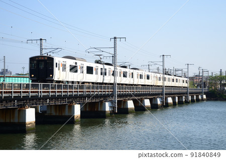 鹿兒島本線的普通列車,由 2 輛 817 系 3000 系列車組合而成。 鹿兒島本線的普通列車,由 2 輛 817 系 3000 系列車組合而成。 91840849