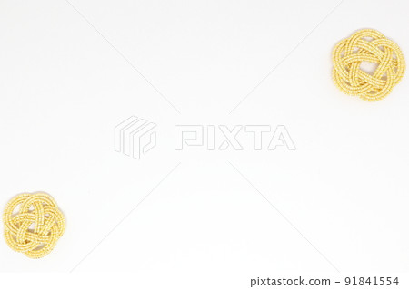 使用金色水引裝飾作品的材料 白色背景 91841554