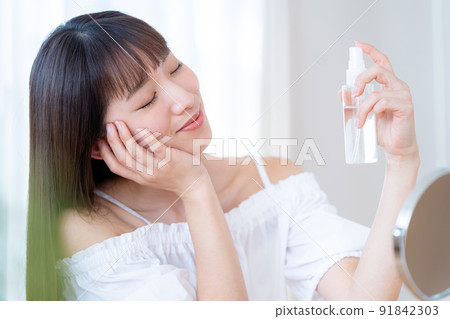 年輕的女士去護膚 91842303