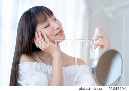 年輕的女士去護膚 91842304