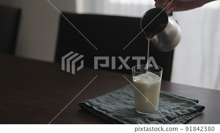 man make ice coffee in tumbler glass with ice to make iced coffee man make ice coffee in tumbler glass with ice to make iced coffee 91842380