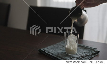 man make ice coffee in tumbler glass with ice to make iced coffee man make ice coffee in tumbler glass with ice to make iced coffee 91842383