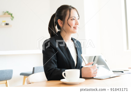 Business woman explaining with a tablet Business woman explaining with a tablet 91843171