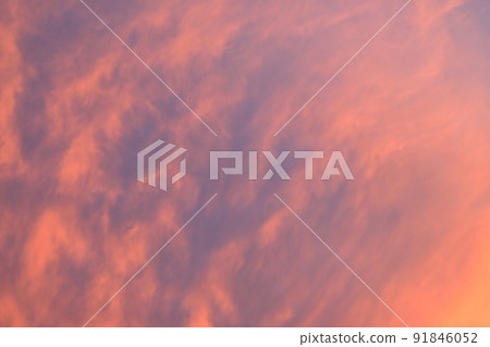 Akane-colored sky and the sight of the setting sun Akane-colored sky and the sight of the setting sun 91846052