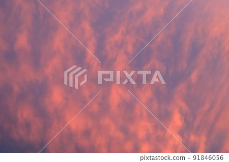 茜色的天空和夕陽的景象 茜色的天空和夕陽的景象 91846056