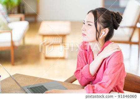 一個年輕的女子厭倦了遠程辦公 91846060