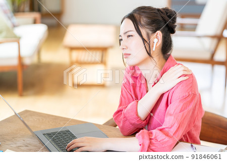 一個年輕的女子厭倦了遠程辦公 91846061