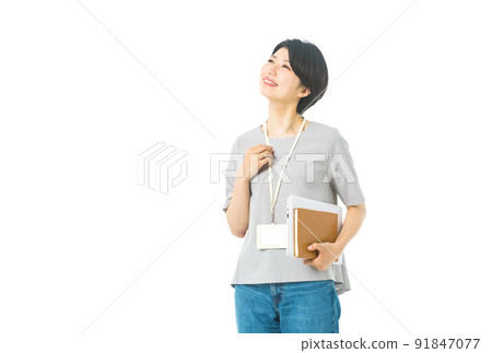 穿著年輕休閒服裝的女工程師,帶電腦和筆記本(白色背景) 穿著年輕休閒服裝的女工程師,帶電腦和筆記本(白色背景) 91847077
