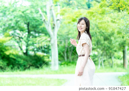 一個女人在新鮮的綠色中漫步 91847427