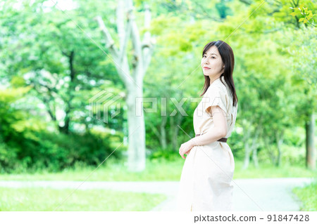 一個女人在新鮮的綠色中漫步 91847428