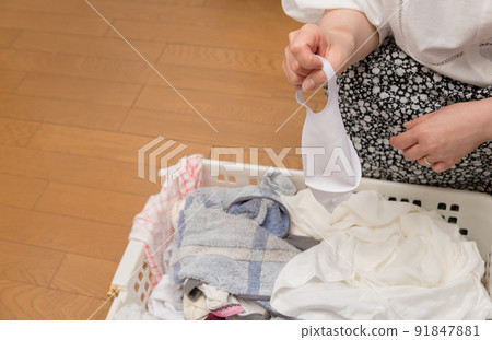 [Middle housewife's housework scene to take out the mask from the laundry basket] 91847881