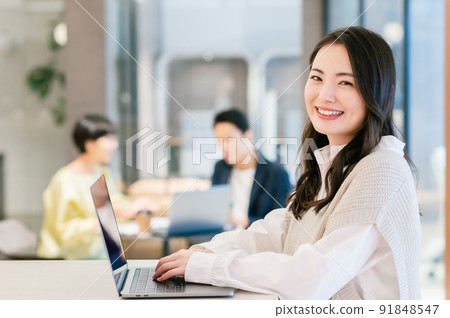 在辦公室工作的女商人攝影合作：WEEK Shiba Daimon（Sun Frontier Fudosan） 91848547