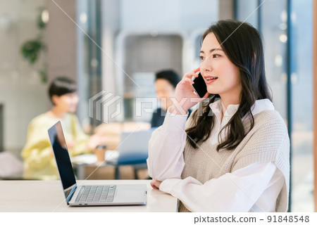 Business woman working in the office Business woman working in the office 91848548