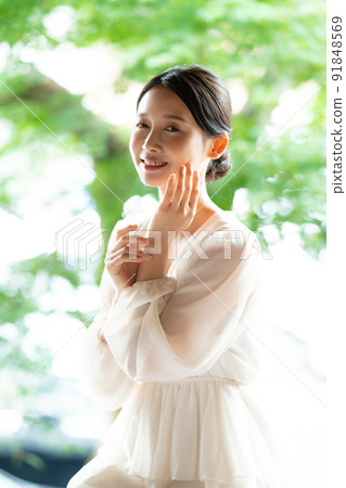 A woman in her twenties with a fresh green background A woman in her twenties with a fresh green background 91848569
