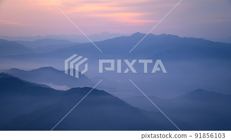 (Gunma Prefecture) View of Mt. Tanigawa, a mountain range dyed by the sunrise 91856103