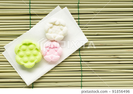 Makomo and Bon sweets laid out in the Obon Festival, Japanese confectionery, Higashi sweets, Rakugan, Makomo, Obon mat, background material 91856496