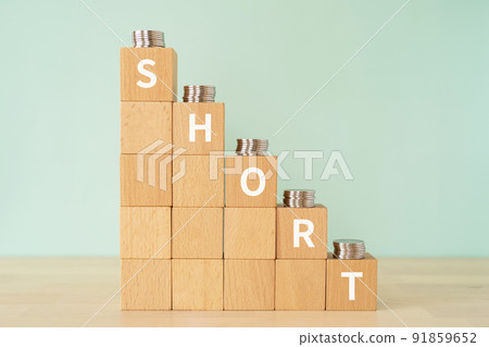標有“SHORT”的塊和硬幣 標有“SHORT”的塊和硬幣 91859652