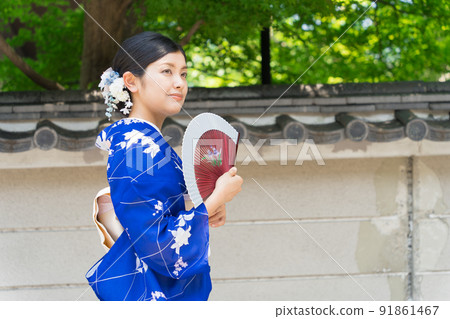 走在京都市的和服婦女 91861467