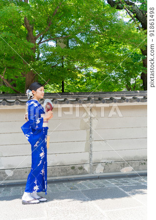 A kimono woman walking in the city of Kyoto 91861498