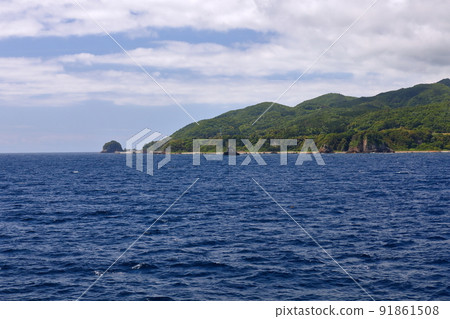 從連接新潟港和佐渡島兩津的佐渡汽船遠眺新潟縣新潟市佐渡島 91861508