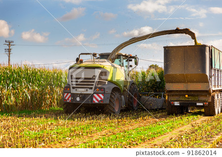 Agricultural machinery produces harvesting of maize Agricultural machinery produces harvesting of maize 91862014