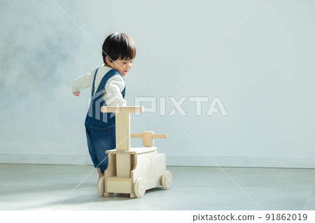 1歲男孩玩獨輪車 91862019