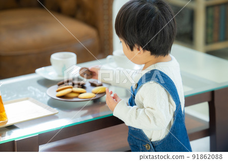 1歲男孩吃餅乾 91862088