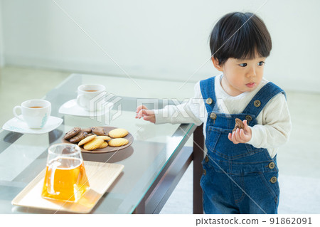 1歲男孩吃餅乾 91862091