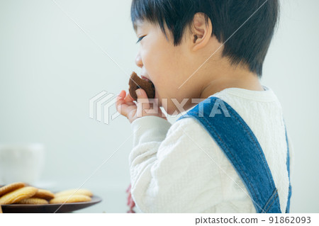 1歲男孩吃餅乾 91862093