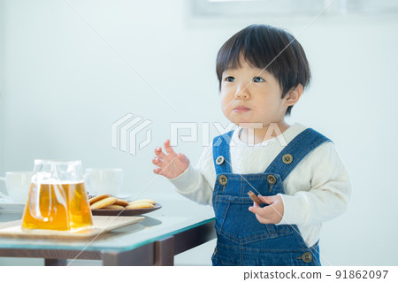 1歲男孩吃餅乾 91862097