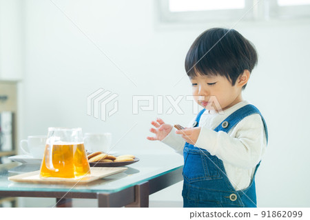 1歲男孩吃餅乾 1歲男孩吃餅乾 91862099