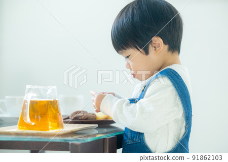 1歲男孩吃餅乾 1歲男孩吃餅乾 91862103