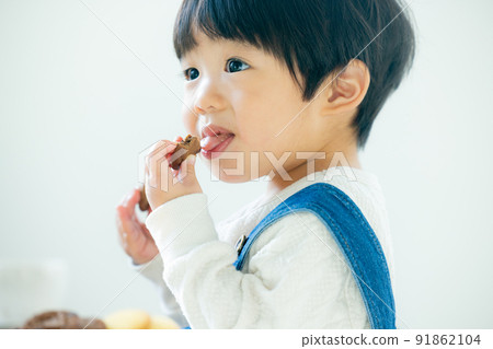 1歲男孩吃餅乾 1歲男孩吃餅乾 91862104